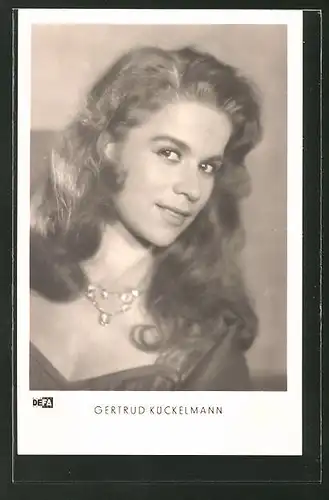 AK Schauspielerin Gertrud Kückelmann mit toller Frisur und Halskette in die Kamera schauend