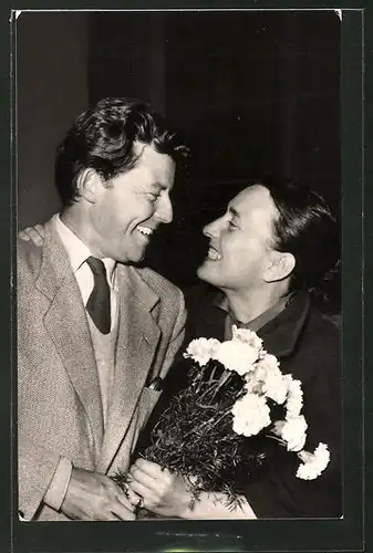 AK Schauspieler Gèrard Philipe und Elfriede Florin mit einem Blumenstrauss