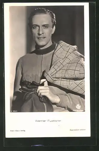 AK Schauspieler Werner Fuetterer mit Jacke über der Schulter
