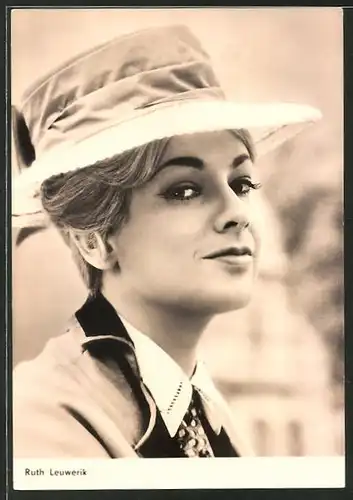 AK Schauspielerin Ruth Leuwerik mit tollen Hut zur Seite schauend