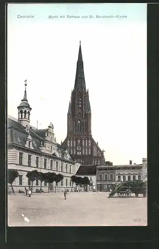 AK Demmin, Markt mit Rathaus und St. Bartolomäi-Kirche