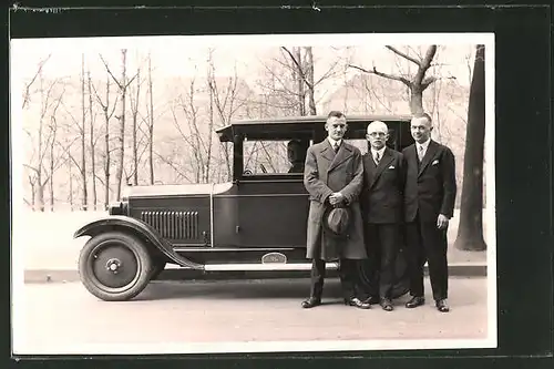 Foto-AK drei Herren mit Opel, Auto