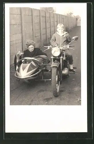 Foto-AK Knabe auf dem Motorrad mit Mutter als Sozius im Beiwagen