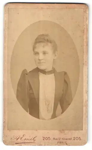 Fotografie A. Emil, Paris, Portrait junge Frau mit zusammengebundenem Haar