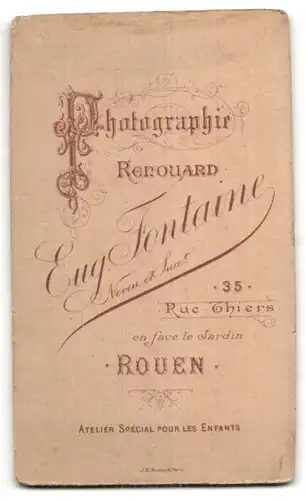 Fotografie Eug. Fontaine, Rouen, Portrait junger hübscher Mann mit Schnurrbart und Fliege im Jackett