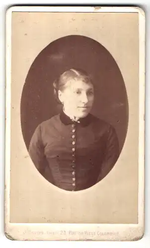 Fotografie J. Lavier, Paris, Portrait junges Fräulein mit Dutt und Brosche am Kragen