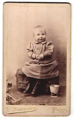 Fotografie V. Daireaux, Paris, lächelndes kleines Mädchen mit blondem Haar und Spielzeugeimer