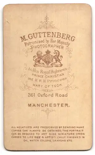 Fotografie M. Guttenberg, Manchester, Portrait junger hübscher Mann mit Mittelscheitel
