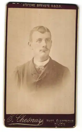Fotografie E. Chesnay, Dijon, Portrait junger hübscher Mann mit Schnurrbart im Jackett