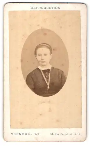 Fotografie Verneuil, Paris, Portrait schönes junges Mädchen mit zurückgebundenem Haar und Halskette