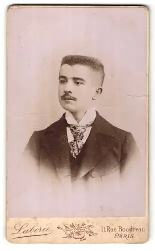 Fotografie Laborie, Paris, Portrait hübscher junger Mann mit Schnauzer und Krawatte