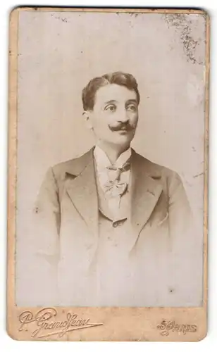 Fotografie P. Grandjean, Paris, Portrait junger stattlicher Mann mit Schnurrbart im edlen Sakko