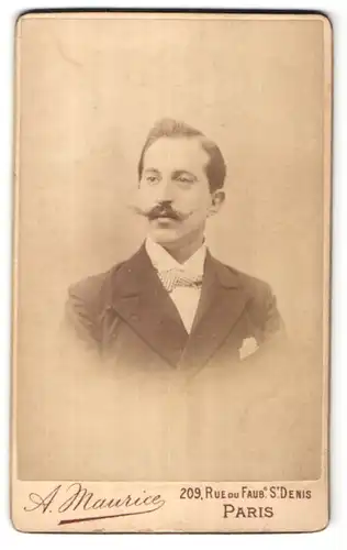 Fotografie A. Maurice, Paris, Portrait junger freundlicher Mann mit Zwirbelbart im edlen Jackett