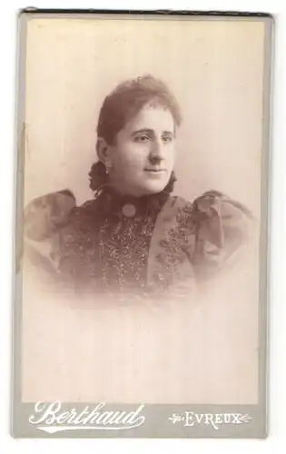 Fotografie Berthaud, Evreux, Portrait hübsche brünette Dame in prachtvoller Bluse mit Rüschenkragen