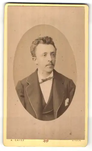 Fotografie A. Cayez, Lille, Portrait junger hübscher Mann mit Schleife im Jackett