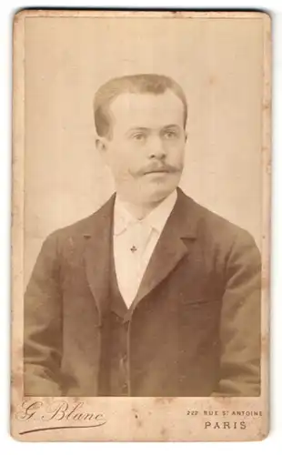 Fotografie G. Blanc, Paris, Portrait junger Mann mit Schnauzer und kurzem Haar
