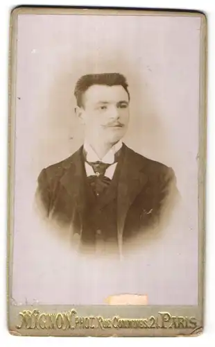 Fotografie Mignon, Paris, Portrait dunkelhaariger junger Mann mit Zwirbelbart und Krawatte im Jackett