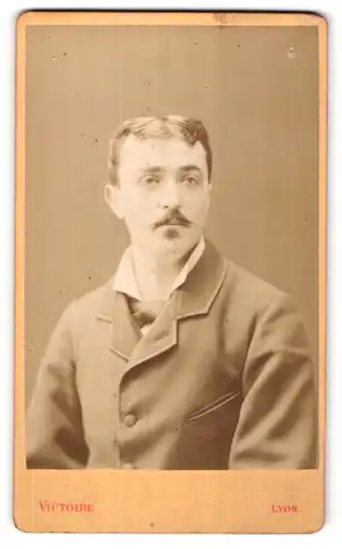 Fotografie Victoire, Lyon, Portrait junger Herr im Anzug mit Knebelbärtchen