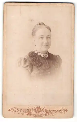 Fotografie J. Couturier, Paris, Portrait Frau mit zusammengebundenem Haar