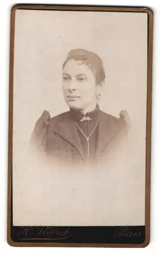 Fotografie H. Vocoret, Paris, Portrait Frau mit zurückgebundenem Haar