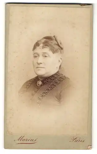 Fotografie Marius, Paris, Portrait Frau mit zusammengebundenem Haar