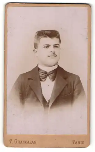 Fotografie P. Grandjean, Paris, Portrait junger mann mit Bürstenhaarschnitt