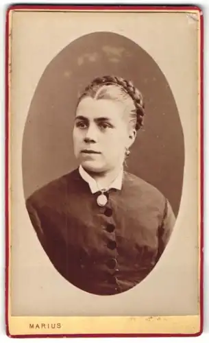 Fotografie Marius, Paris, Portrait junge Frau mit geflochtenem Haar