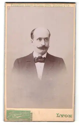 Fotografie Joguet frères, Lyon, Portrait bürgerlicher Herr mit Oberlippenbart