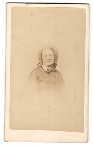 Fotografie A. C. Baudelaire, Strasbourg, Portrait betagte Dame mit zeitgenöss. Kopfbedeckung