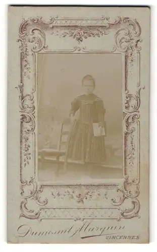 Fotografie Domesnil-Marguin, Vincennes, Portrait kleines Mädchen in Kleid