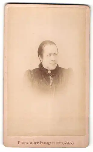 Fotografie Penabert, Paris, Portrait Frau mit zurückgebundenem Haar