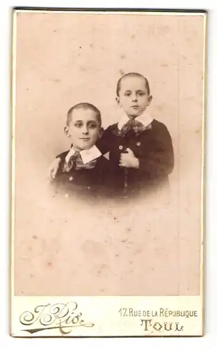Fotografie J. Rio, Toul, Portrait zwei Knaben mit kurzgeschorenem Haar, Brüder