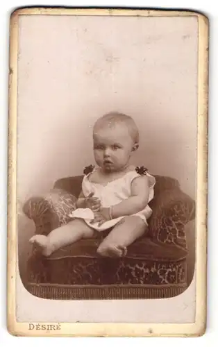 Fotografie Désiré, Paris, Portrait Säugling mit nackigen Füssen