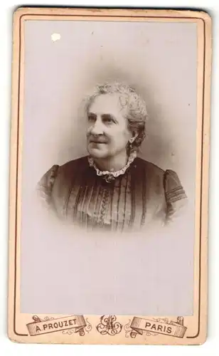 Fotografie A. Prouzet, Paris, Portrait betagte Dame mit zurückgebundenem Haar