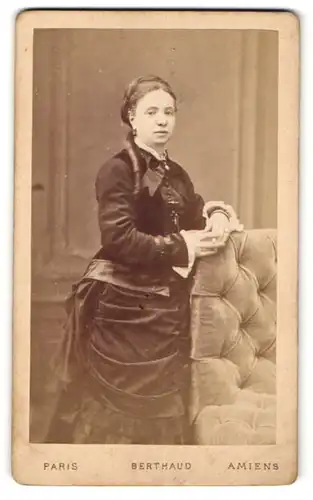 Fotografie Berthaud, Paris, Feine Dame in schwarzer Robe