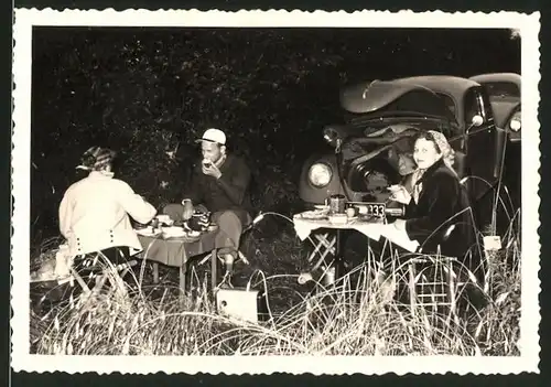Fotografie Auto VW Käfer, Dame & Paar beim Picknick vor dem Volkswagen PKW