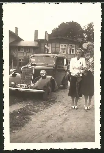 Fotografie Auto Opel 6, Hausfrauen neben schwarzer Limousine, Kfz-Kennzeichen: Th-102262