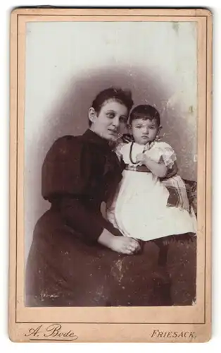 Fotografie Albert Bode, Friesack, Portrait einer Bürgerlichen mit ihrem Kind