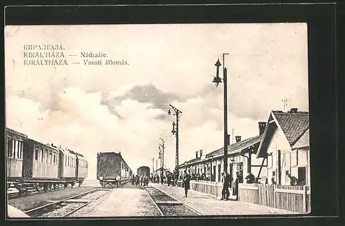 AK Királyháza, Vasuti állomás, Bahnhof von der Gleisseite betrachtet