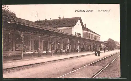AK Párkány-Nána, Pályaudvar, Bahnhof mit Bahnsteig