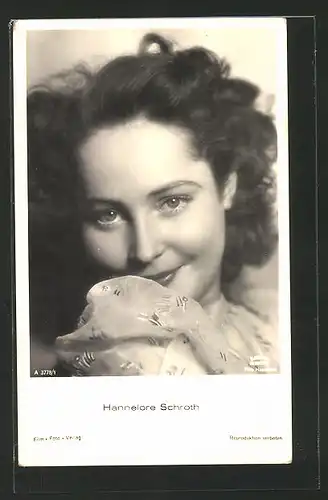 AK Schauspielerin Hannelore Schroth lächelnd in die Kamera schauend