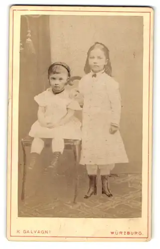 Fotografie K. Galvagni, Würzburg, zwei niedliche kleine Mädchen in hübschen Kleidern