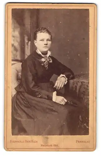 Fotografie Reinholf Bertuch, Prenzlau, hübsches junge Frau mit Flechtfrisur und Schleife am Kragen