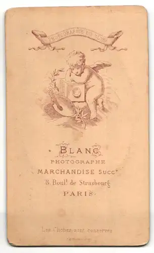 Fotografie Blanc, Paris, frecher dunkelhaariger Bube mit hübscher Schleife am Kragen