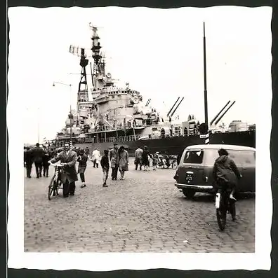 Fotografie Königl. Niederländische Marine, Kriegsschiff, Schlachtschiff im Hafen