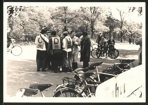 Fotografie Wahlhelfer der CDU machen Propaganda im Park, Fahrräder & Fahrradständer
