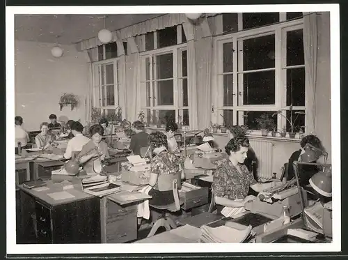 Fotografie Büro-Schreibstube, Frauen mit Schreibmaschine bei der Arbeit