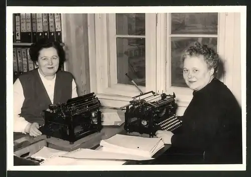 Fotografie Schreibstube, Sekretärinnen mit Schreibmaschine bei der Arbeit