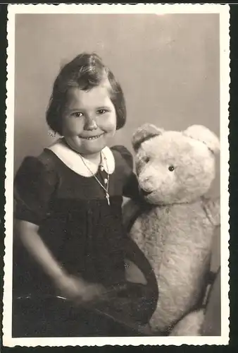Fotografie niedliches Mädchen mit Teddybär im Foto-Atelier Gaehler, Berlin-Rudow
