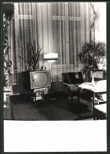 Fotografie Wohnzimmer-Einrichtung mit Fernseher & Radio